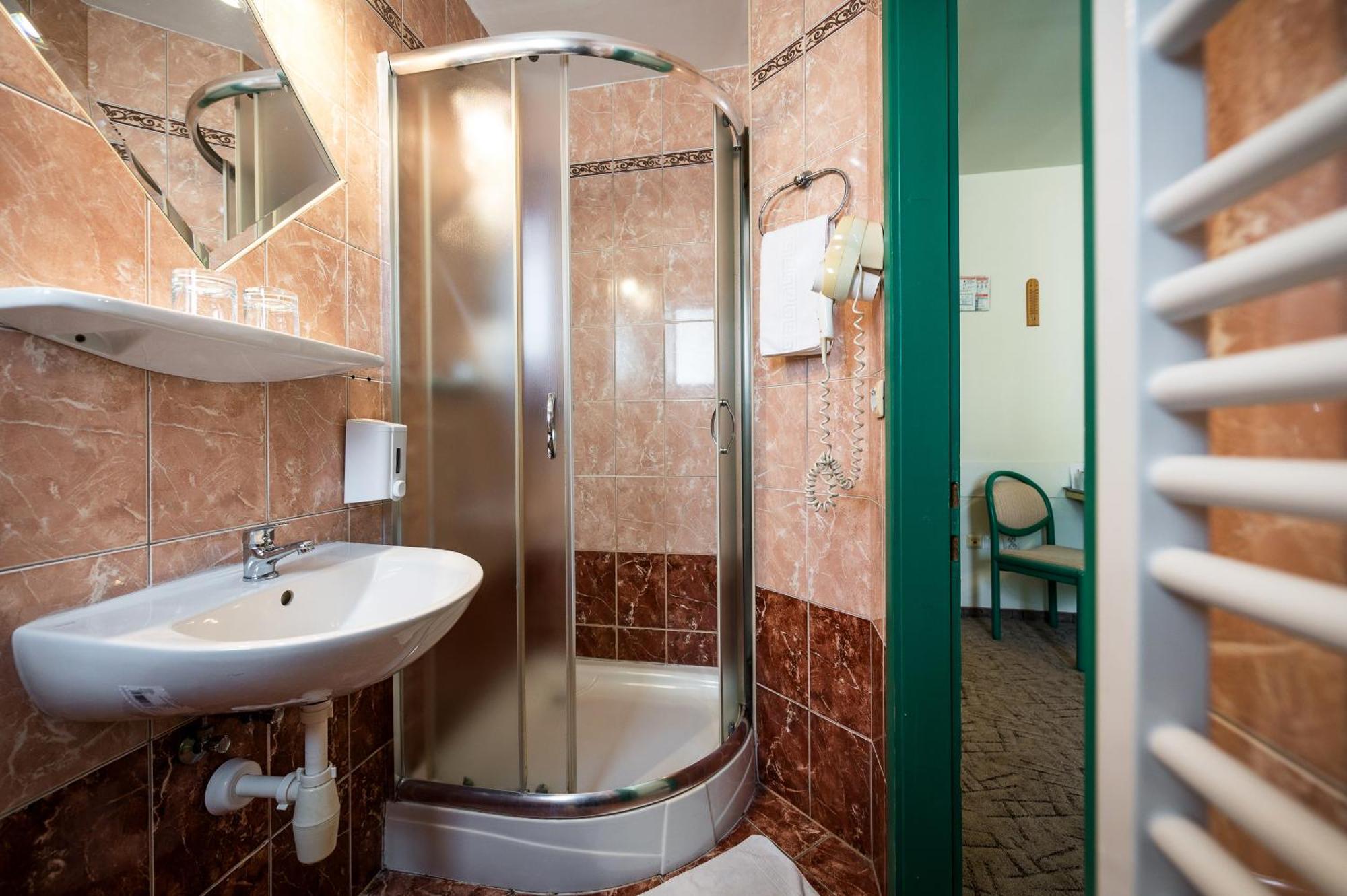 Hotel Sugas Sfantu Gheorghe  Ngoại thất bức ảnh