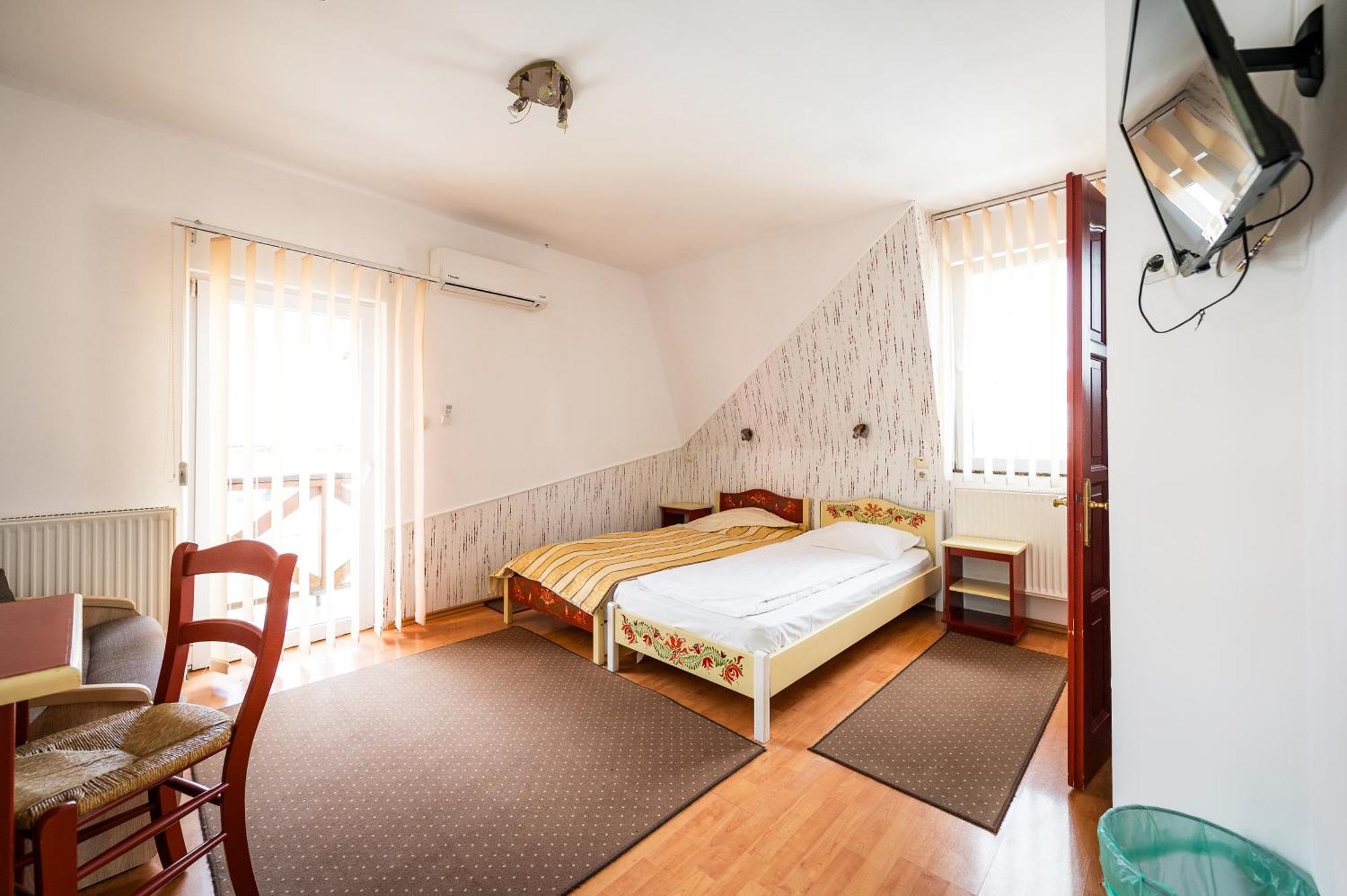 Hotel Sugas Sfantu Gheorghe  Ngoại thất bức ảnh