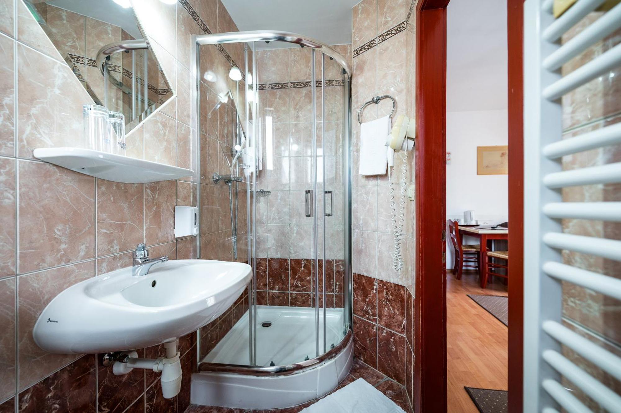 Hotel Sugas Sfantu Gheorghe  Ngoại thất bức ảnh