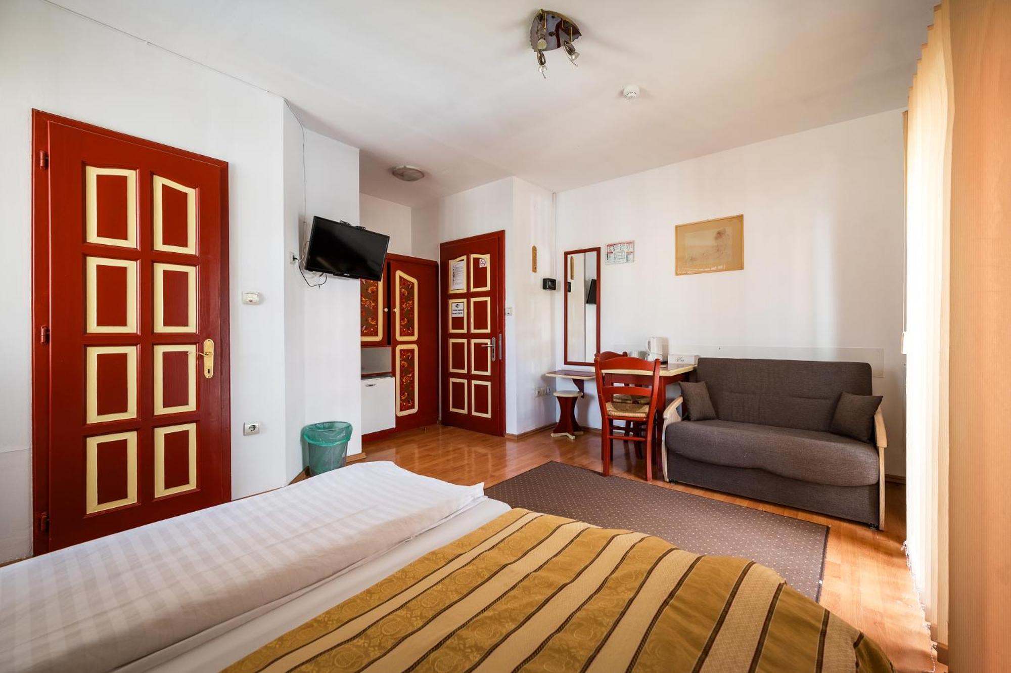 Hotel Sugas Sfantu Gheorghe  Ngoại thất bức ảnh