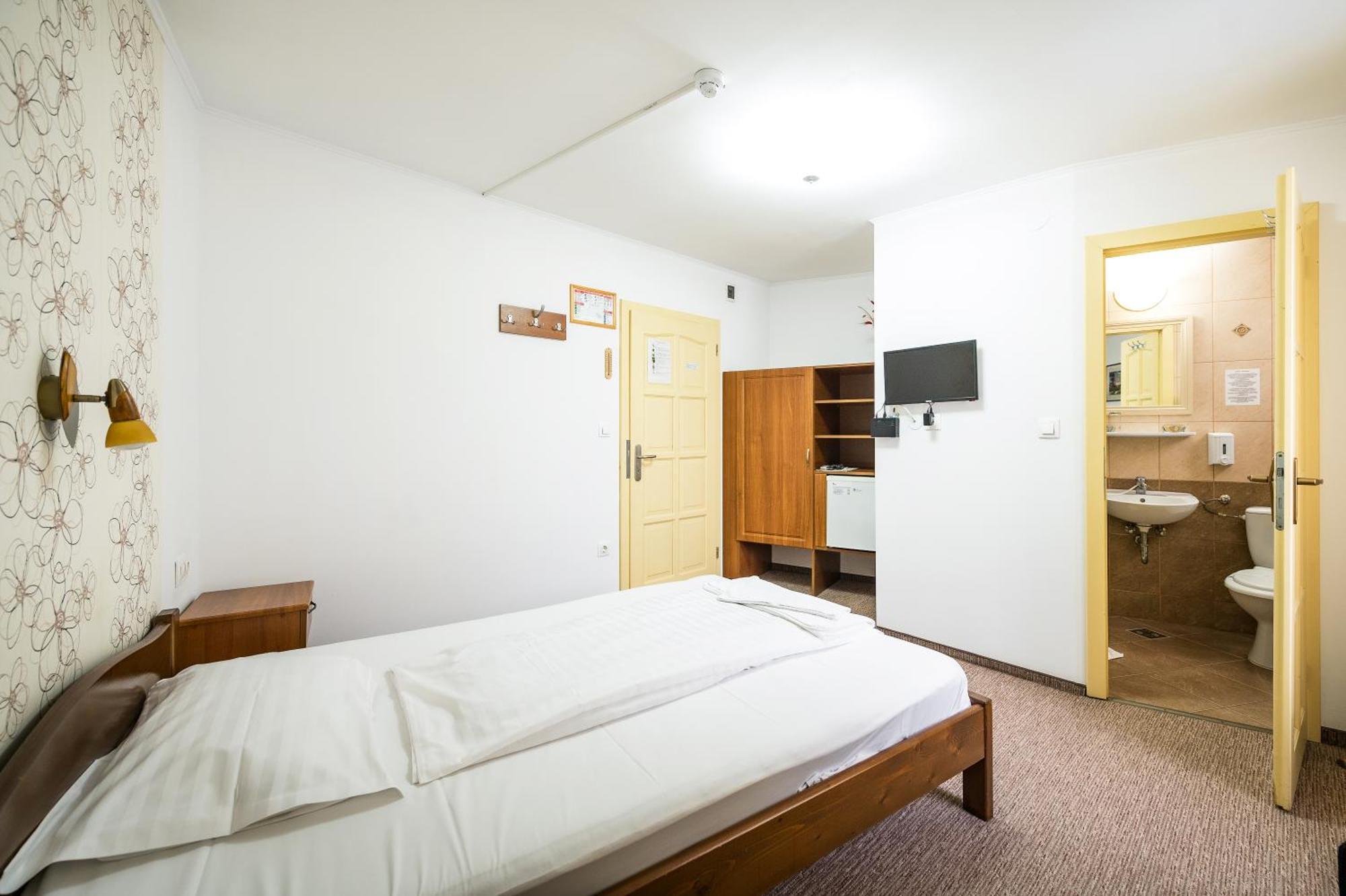 Hotel Sugas Sfantu Gheorghe  Ngoại thất bức ảnh