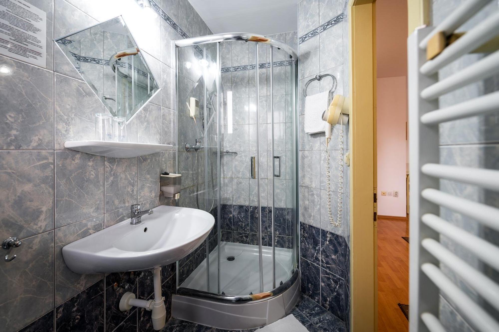 Hotel Sugas Sfantu Gheorghe  Ngoại thất bức ảnh